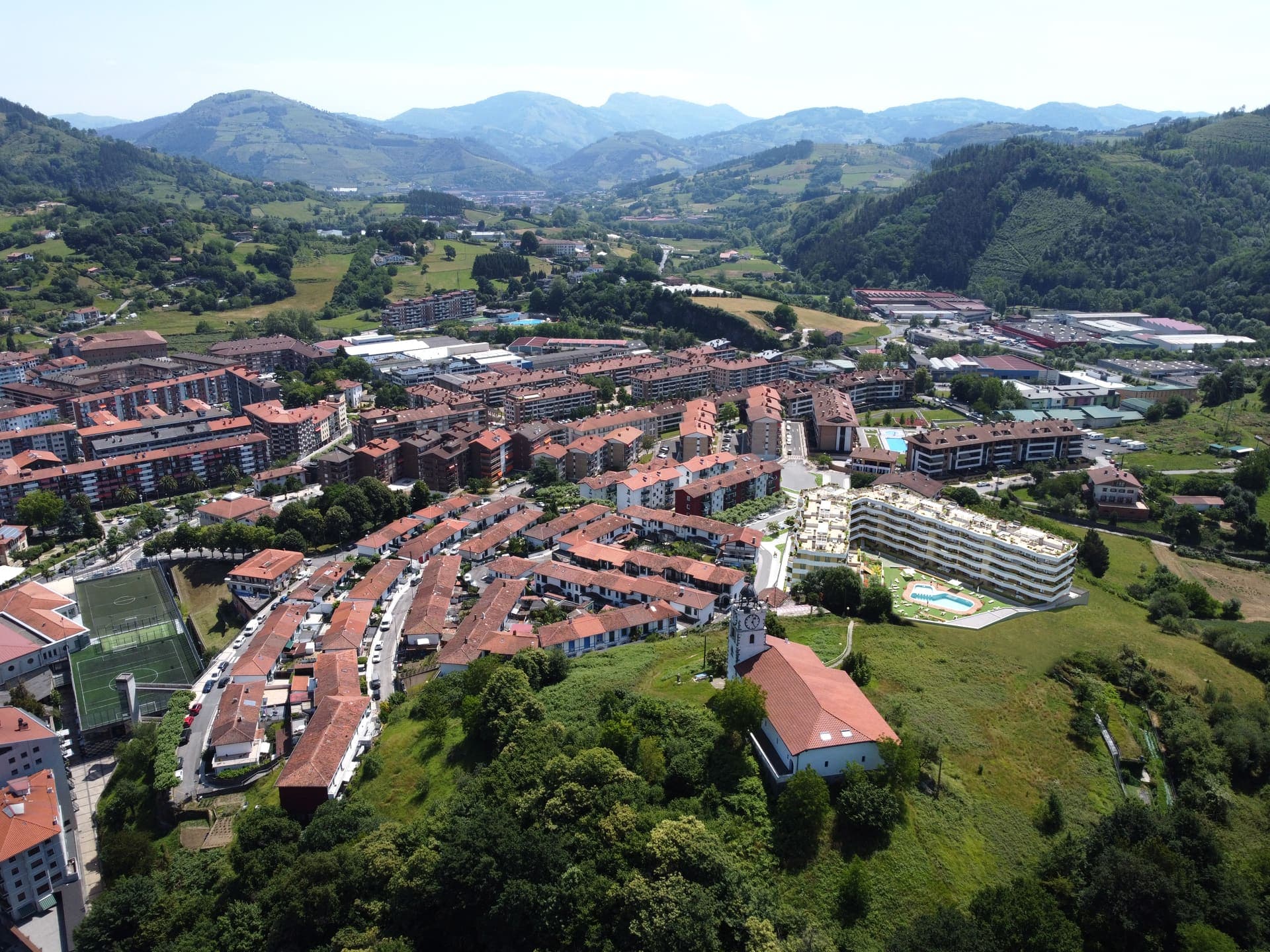 Imagen /content/gurutzeaga-azkoitia/Gurutzeaga_Drone_0097_Con_Sociedad.jpg del proyecto Gurutzeaga