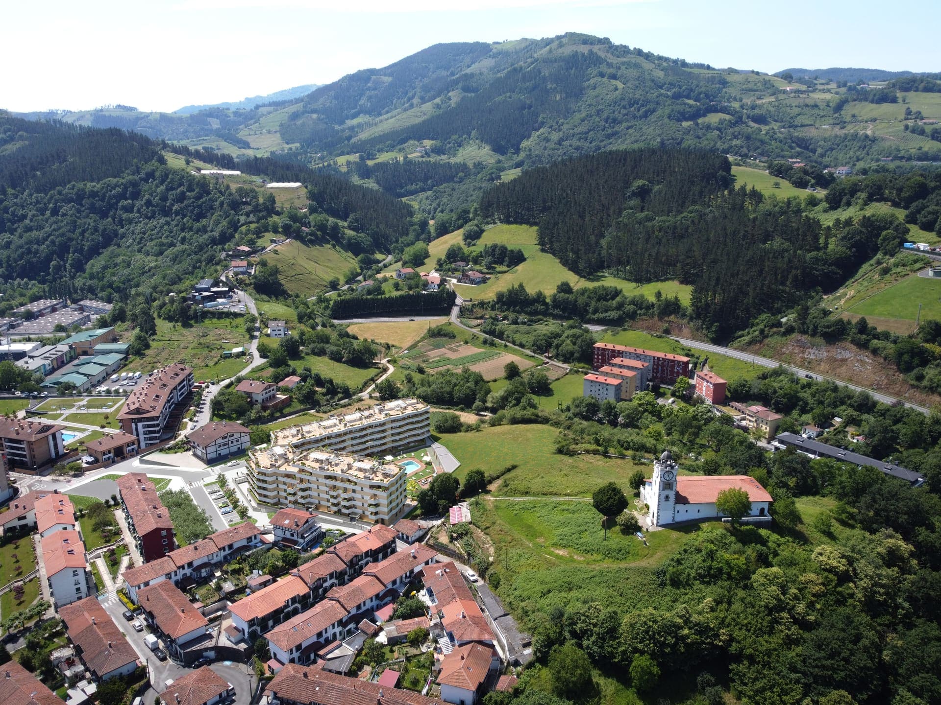 Imagen /content/gurutzeaga-azkoitia/Gurutzeaga_Drone_0104_Con_Sociedad.jpg del proyecto Gurutzeaga