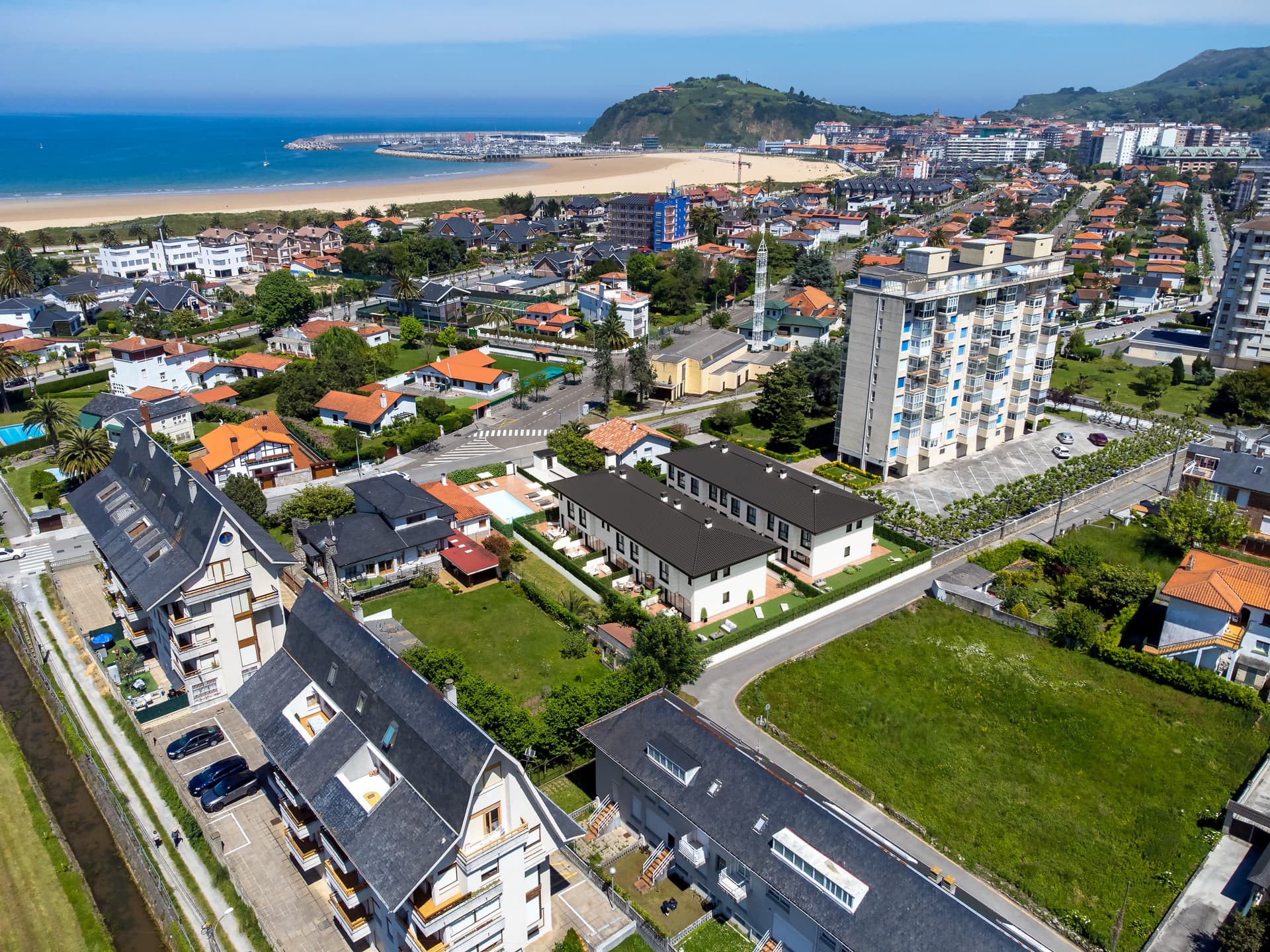 Imagen /content/laredo/Laredo_Drone_DJI_0866_final.jpg del proyecto Adosados Laredo